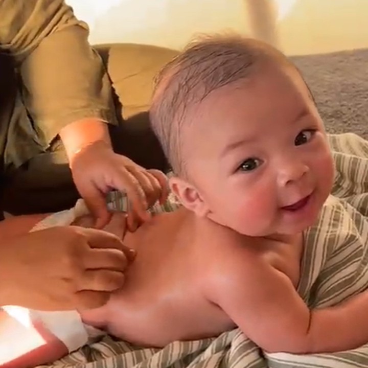 <p>Tak hanya itu, ibunda Nikita Willy juga memperlihatkan Baby Issa yang dibawa ke tukang pijat bayi. (Foto: Instagram @yorafebrina)</p>