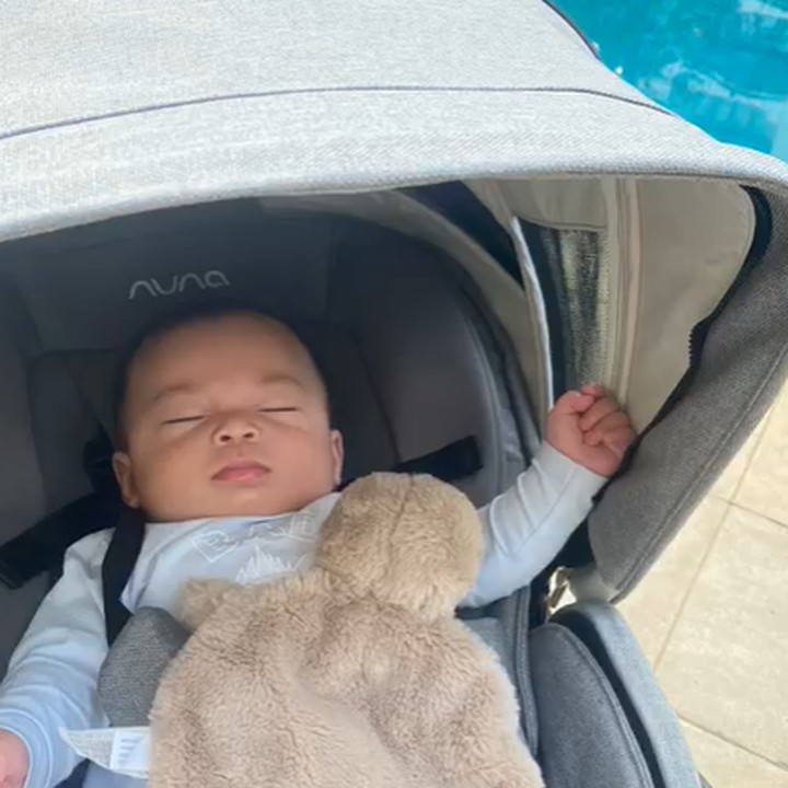 <p>Setelah dipijat, Baby Izz tampak langsung tertidur lelap ketika dibawa jalan-jalan nih. Gemas ya, Bunda? (Foto: Instagram @yorafebrina)</p>
