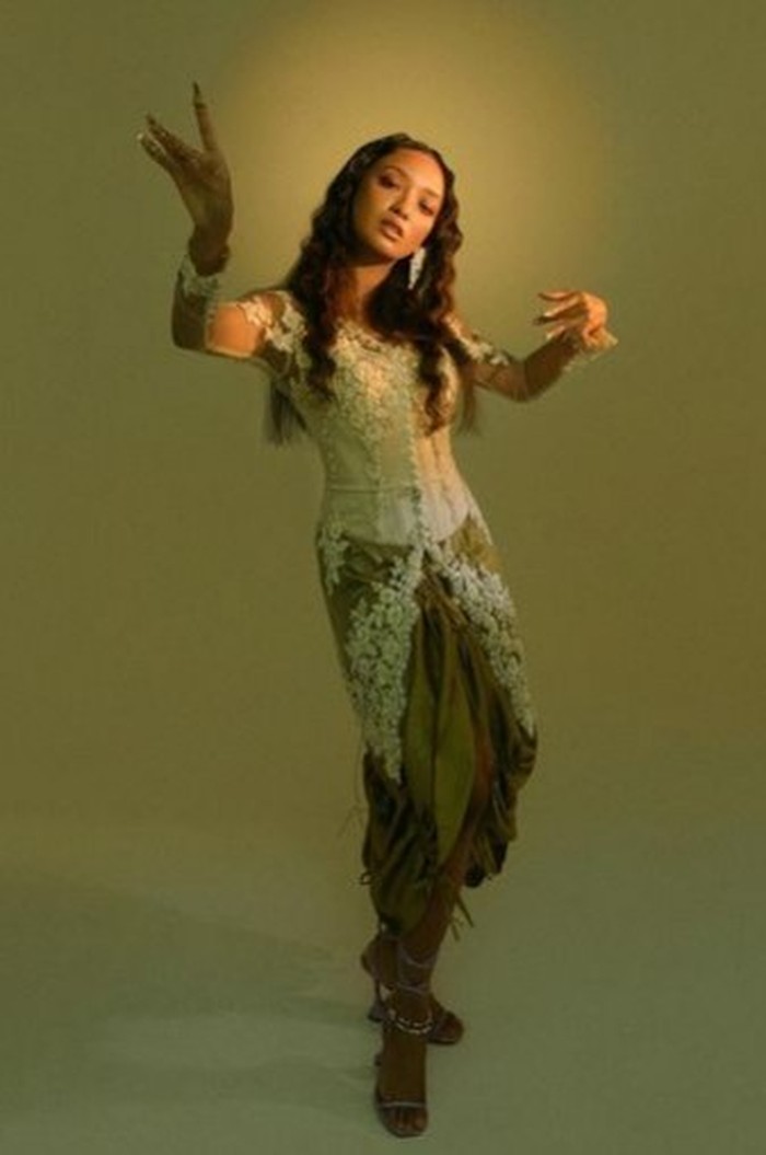 Asmara Abigail dalam busana kebaya dan drape skirt