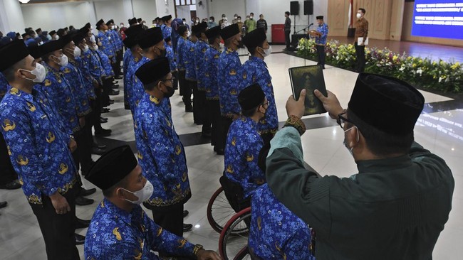 Para warganet menandatangani petisi yang meminta Presiden Joko Widodo menambahkan tunjangan kinerja (tukin) 100 persen pada THR PNS tahun ini.