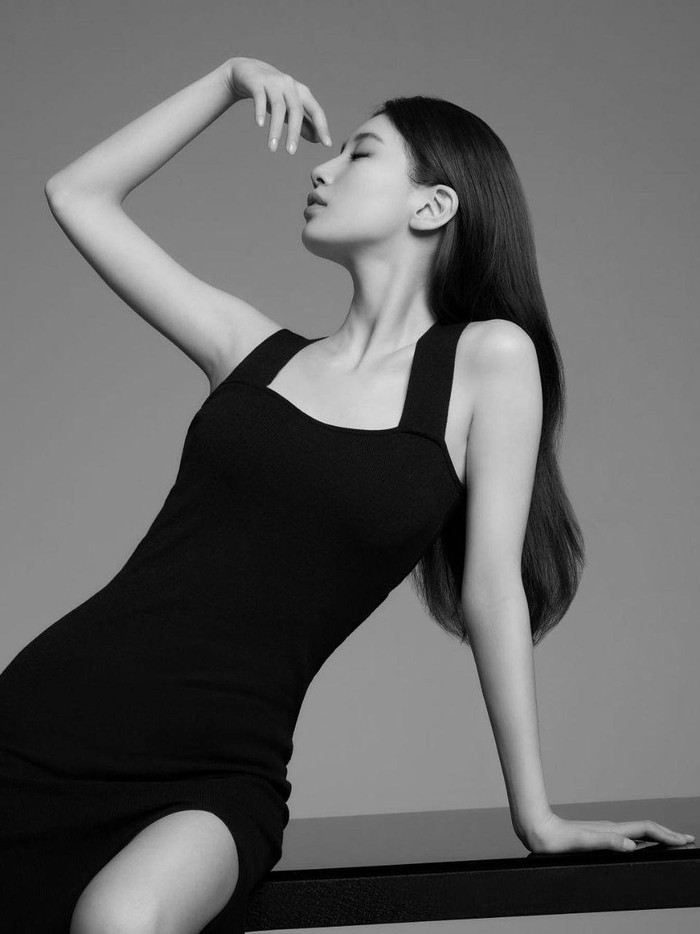 Kerap menjadi muse hingga bekerjasama dengan brand Lancome, dalam salah satu pemotretannya Bae Suzy juga tampil dengan image 'clean' dan elegan dalam balutan little black dress./ Foto: instagram.com/skuukzky