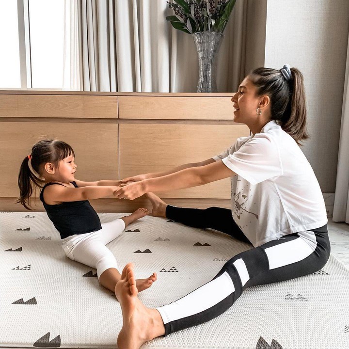 <p>Berpakaian hitam putih, Aurora dan Olivia kompak melakukan aktivitas fisik bersama. “Mingguuu, kita pulang rumah reset pikiran, <em>relax</em> dan <em>stretching.</em> Salah satu kebiasaan di hari minggu,” tulis Olivia sebagai <em>caption</em>. (Foto: Instagram @oliviajensen)</p>