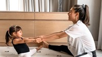 <p>Berpakaian hitam putih, Aurora dan Olivia kompak melakukan aktivitas fisik bersama. “Mingguuu, kita pulang rumah reset pikiran, <em>relax</em> dan <em>stretching.</em> Salah satu kebiasaan di hari minggu,” tulis Olivia sebagai <em>caption</em>. (Foto: Instagram @oliviajensen)</p>