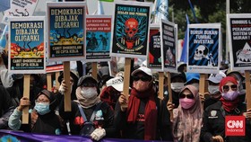 FOTO: Demo Buruh di Depan DPR Protes UU Ciptaker
