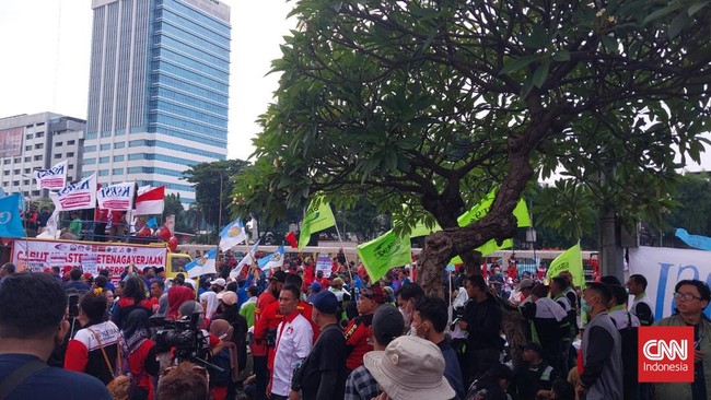 Massa buruh menuntut pemerintah Joko Widodo dan DPR RI mencabut Undang-undang Nomor 11 Tahun 2020 tentang Cipta Kerja (UU Ciptaker).
