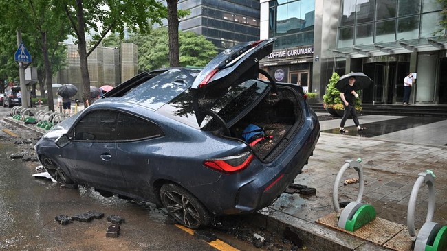 Korban tewas akibat hujan deras yang Seoul dan sejumlah daerah lain di Korea Selatan mencapai 11 orang, Kamis (11/8).