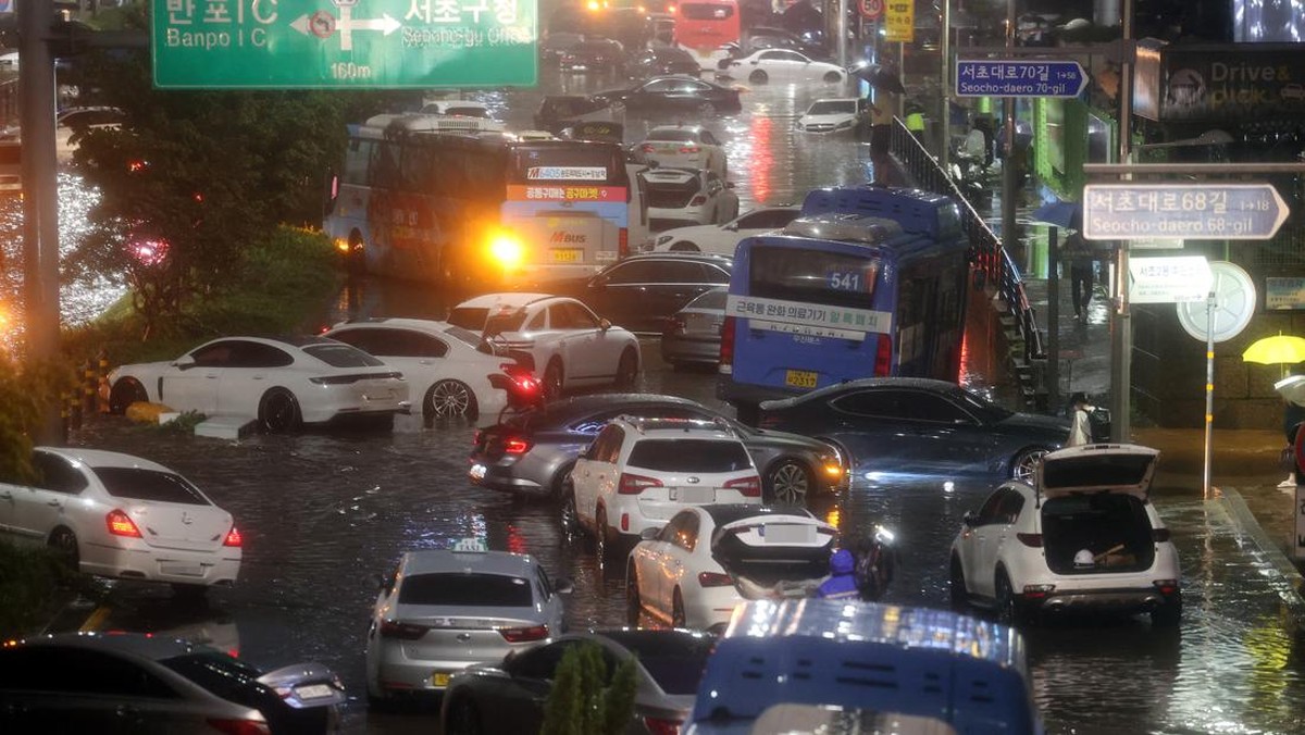 FOTO: Jungkir Balik Mobil Tersapu Banjir Bandang Seoul
