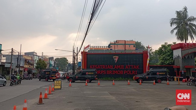 Enam mobil ambulans Brigade Mobile (Brimob) terlihat keluar beriringan dari Gedung Markas Komando (Mako) Brimob, Kelapa Dua, Depok, Rabu (10/8).