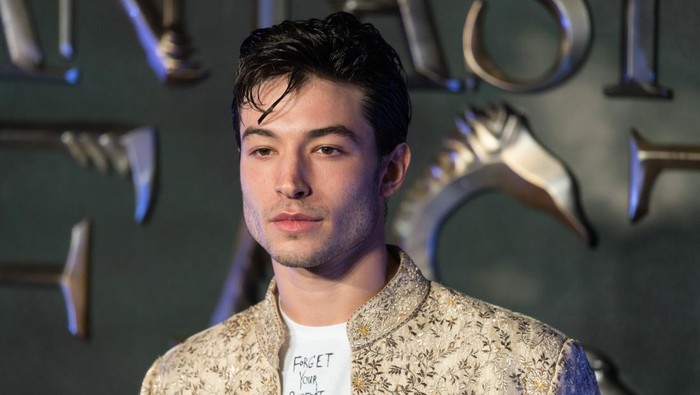 Skandal Ezra Miller Terbaru: Diduga Menyetir Bersenjata, Mencuri Alkohol di Rumah Kosong, hingga Lakukan Pelecehan Psikologis