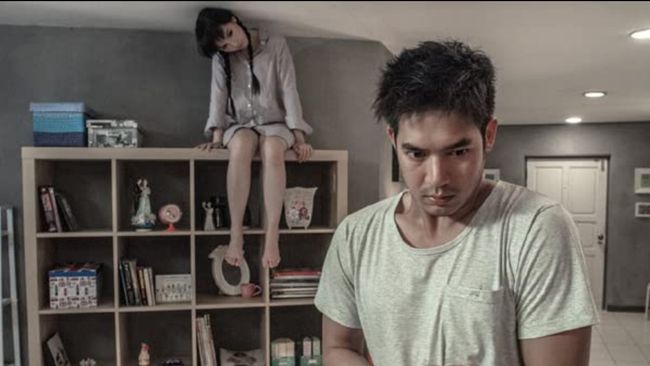 Sinopsis Scary Holiday 11 12 13 atau Ghost is All Around merupakan film horor Thailand yang menceritakan tiga kisah menyeramkan saat Songkran.