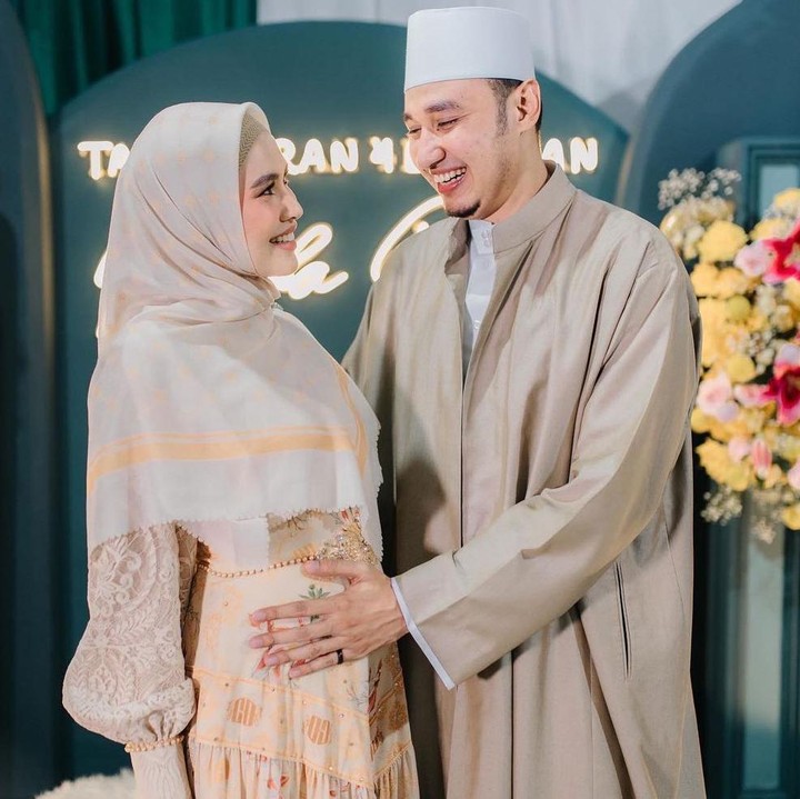 <p>Kartika dan Habib Usman pun sudah langsungkan acara 4 bulanan untuk Si Kecil, nih Bunda. Keduanya terlihat sangat bahagia. (Foto: Instagram @kartikaputriworld)</p>