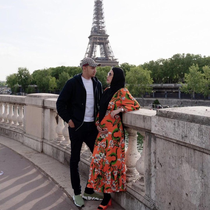 <p>Selama mengandung Kartika dan suami kerap aktif bepergian ke luar negeri nih Bunda. Mulai dari ibadah umroh hingga berlibur ke Eropa. (Foto: Instagram @kartikaputriworld)</p>