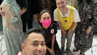 <p>Memasuki usia kehamilan 8 bulan, Kartika juga masih terlihat aktif bahkan sempat menghadiri sebuah acara bersama Raffi Ahmad dan Ruben Onsu, lho. (Foto: Instagram @kartikaputriworld)</p>