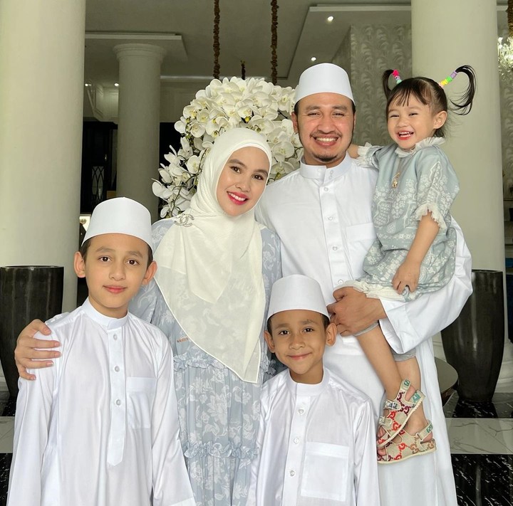 Kartika Putri sedang mengandung anak keduanya, nih Bunda. Istri dari Habib Usman Bin Yahya ini semakin terlihat ceria dan bahagia, simak di sini yuk.