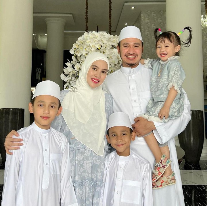 <p>Kartika Putri dan Habib Usman menikah pada 26 Agustus 2018. Pada pernikahan terdahulu, Habib Usman sudah dikaruniai tiga anak. Bersama Kartika, keduanya sudah memiliki seorang putri bernama Khalisa Aghnia Bahira. (Foto: Instagram @kartikaputriworld)</p>