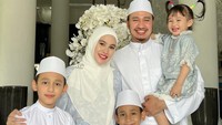 <p>Kartika Putri dan Habib Usman menikah pada 26 Agustus 2018. Pada pernikahan terdahulu, Habib Usman sudah dikaruniai tiga anak. Bersama Kartika, keduanya sudah memiliki seorang putri bernama Khalisa Aghnia Bahira. (Foto: Instagram @kartikaputriworld)</p>