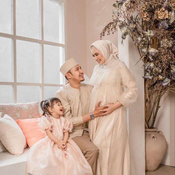 <p>Dalam unggahan maternity shoot terbaru, Kartika, Habib Usman dan Khalis terlihat sangat bahagia dengan kehadiran Si Kecil. Wah, rumah Kartika pasti semakin ramai nih!(Foto: Instagram @riomotret)</p>