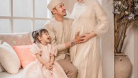 <p>Dalam unggahan maternity shoot terbaru, Kartika, Habib Usman dan Khalis terlihat sangat bahagia dengan kehadiran Si Kecil. Wah, rumah Kartika pasti semakin ramai nih!(Foto: Instagram @riomotret)</p>
