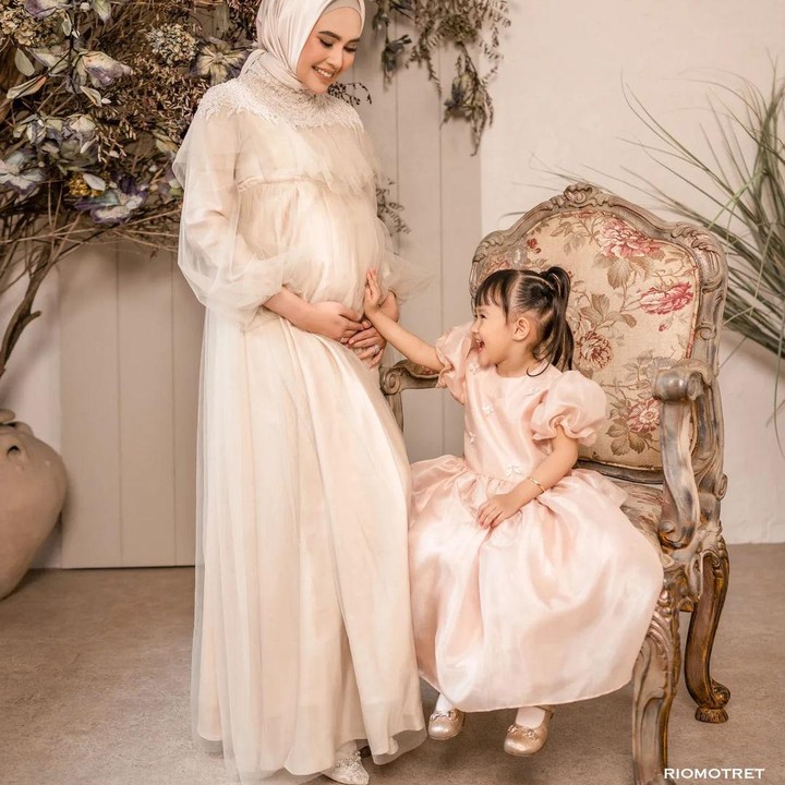 <p>Panggilan bagi Khalisa pun kini berubah, mengingat ia akan menjadi kakak. "Alhamdulillah @khalisaworld udah belajar dipanggil kakak khalisa.. bukan dede lagi.. hehe.." tulis Kartika. (Foto: Instagram @riomotret)</p>