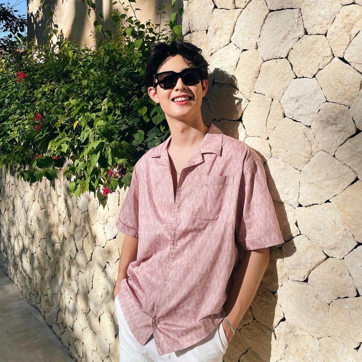 <p>Tak hanya bersuara emas, Gabriel Prince juga memiliki paras tampan dan gaya busana modis bak K-Pop idol. (Foto: Instagram @phrrince)</p>