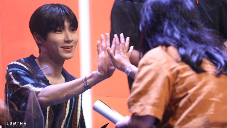 Gantengnya Hwang In Yeop Joget 'Okey Dokey' di Fanmeeting Jakarta Gantengnya Hwang In Yeop Joget 'Okey Dokey' di Fanmeeting Jakarta
