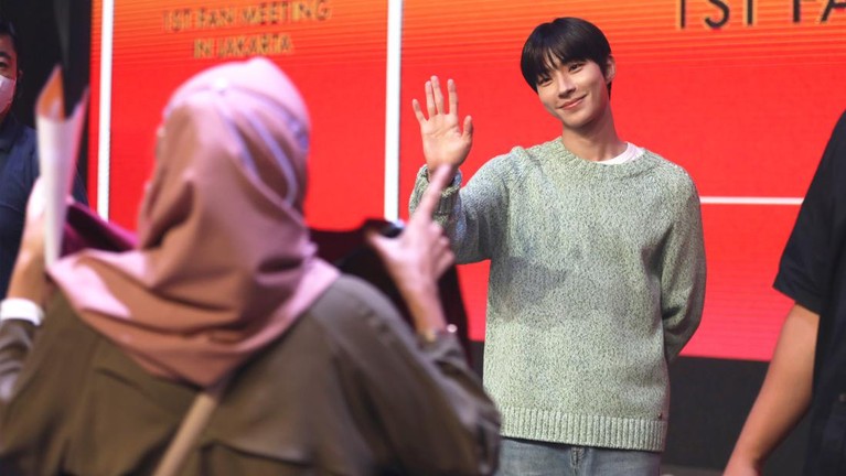 Gantengnya Hwang In Yeop Joget 'Okey Dokey' di Fanmeeting Jakarta Gantengnya Hwang In Yeop Joget 'Okey Dokey' di Fanmeeting Jakarta