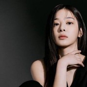 Kasual dan Stylish, Ini Gaya Seoul In Ah Aktris Korea Penggemar Band Slank