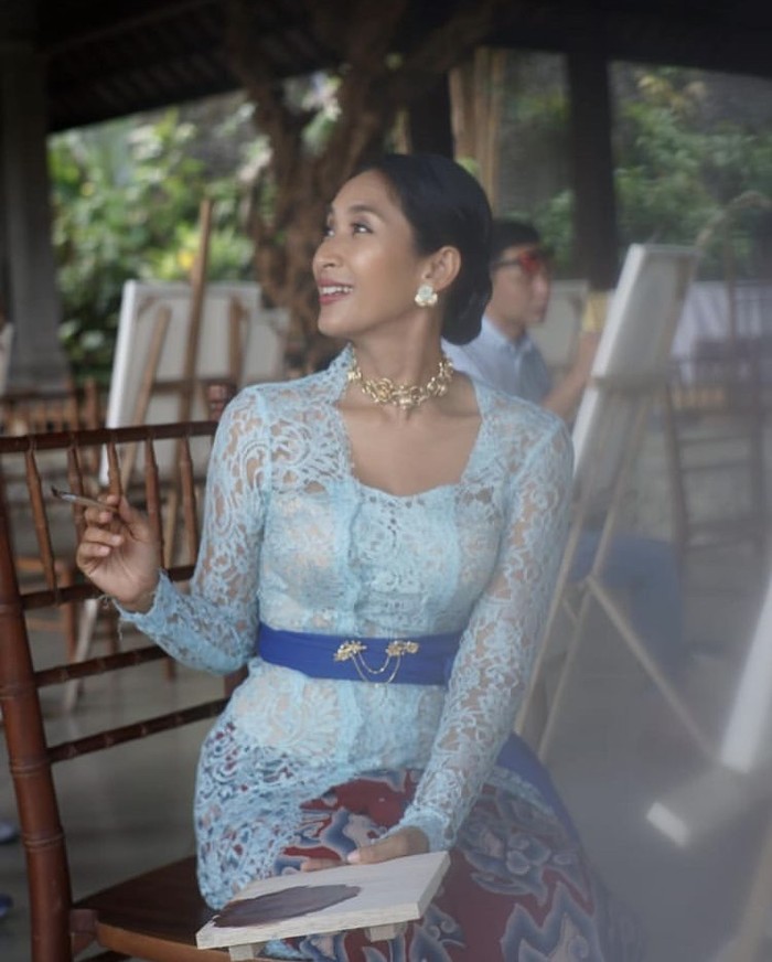 Happy Salma jadi salah satu publik figur yang kerap berkebaya dalam keseharian. Misalnya saat melukis, ia memakai kebaya biru langit yang dipadukan kain batik Cirebon, obi berwarna biru, serta perhiasan dari Tulola. Foto: instagram.com/happysalma