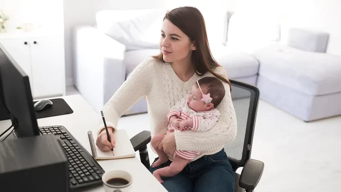 ibu yang bekerja sembari mengurus anak (Foto: freepik.com/freepik)