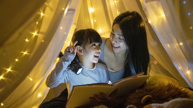 Ilustrasi Membaca Dongeng Sebelum Tidur Mother read fairy tale for her daughter to listen at home. Leisure at home. Night scene with love and care.