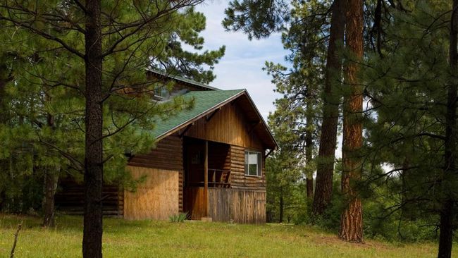 Setelah Tiktoker itu memesan di Airbnb dan membayar Rp750 ribu, ternyata vila tersebut sudah lama kosong dan ditinggalkan penghuninya.