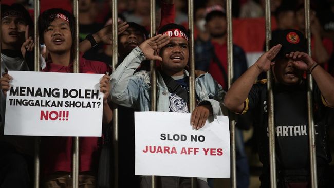 Pemandangan emosional terlihat usai Indonesia mengalahkan Myanmar pada semifinal Piala AFF U-16 2022 saat menyanyikan lagu Tanah Airku.