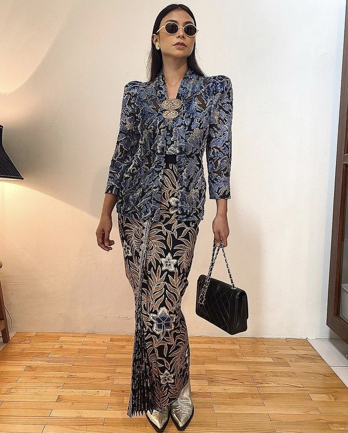Ini bukan kali pertama Shareefa Daanish berbalut kebaya sebagai busana sehari-hari, tapi nuansa yang ditampilkan kombinasi kebaya dan kain biru-hitam ini makin chic dengan padanan tas Chanel dan sepatu metalik. Foto: instagram.com/shareefadaanish