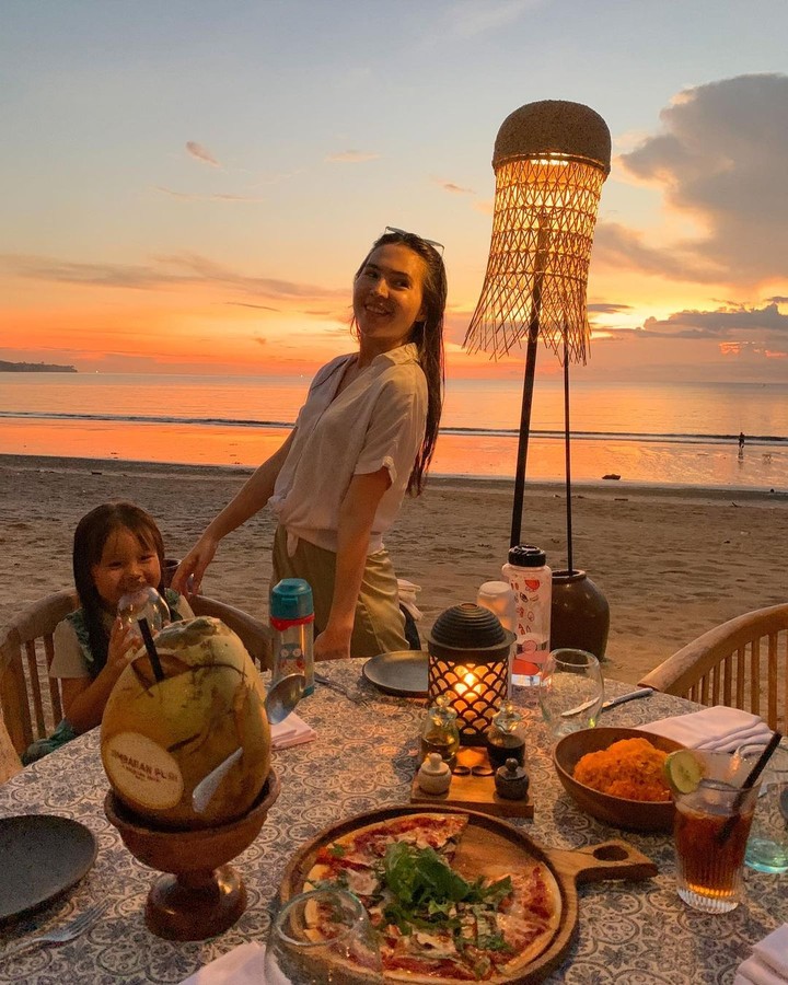 Aurora anak Olivia Jensen kini suka banget makan sayur, nih Bunda. Melalui unggahan di Instagram sang Bunda sering membagikan aktivitas Aurora. Ini potretnya.