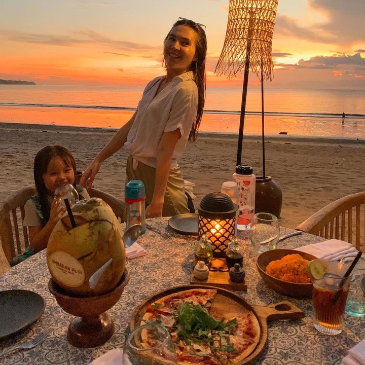 <p>Ini potret Aurora dan Bundanya saat menikmati suasana pantai di Bali. <em>“Quality time</em> terbaik kita adalah bareng nature <em>By the beach & soaking the sunset Preciousness #wonderfulindonesia,”</em> tulisnya pada unggahan Instagramnya. (Foto: Instagram @oliviajensen)</p>
