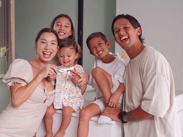 img-title Terpopuler: Potret Irfan Bachdim dan Istri Vs Anak Ririn Sebut Ibnu Jamil 'Papa'