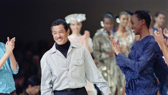 Desainer kenamaan asal Jepang Issey Miyake meninggal dunia. Ia meninggal dunia pada usia 84 tahun.