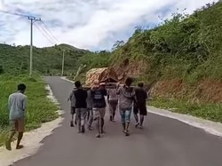 Warga Tandu Jenazah 13 Km di Mamuju Kecewa Puskesmas Tolak Beri Ambulans