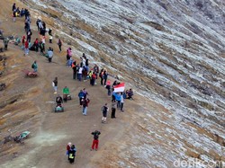 Pengibaran Bendera Merah Putih di Puncak TWA Kawah Ijen Dibatasi