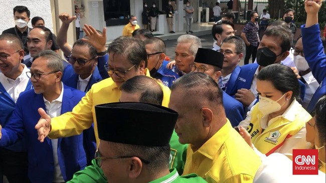 Kedatangan Koalisi Indonesia Bersatu (KIB) di Kantor KPU RI, Jakarta diwarnai jargon "Zulhas presiden" dan "Airlangga presiden".