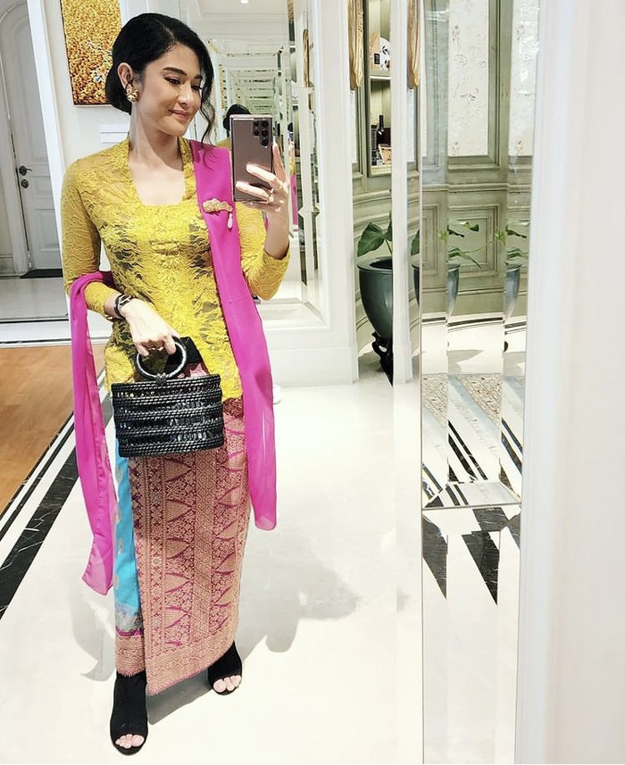 Kerap mengunggah foto berkebaya, Dian Sastro selalu memesona di tiap potretnya. Misalnya saat ia memadukan kebaya kuning dengan kain tenun dan selendang yang senada. Foto: instagram.com/therealdisastr