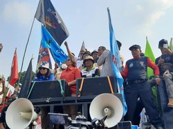 Massa Buruh Unjuk Rasa di Gedung DPR, Tuntut UU Ciptaker Dicabut!