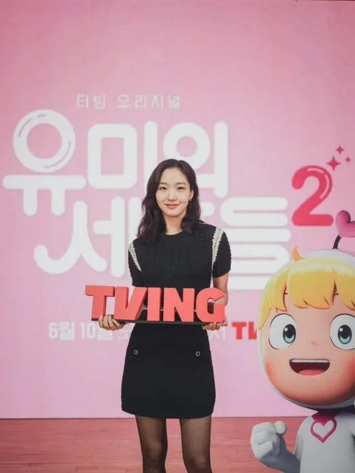 Kembali jadi peran utama di Yumi's Cells 2 (2022), Kim Go Eun hadir di konferensi pers drama tersebut dalam balutan dress hitam dari brand mewah Chanel. Terlihat manis dengan sedikit nuansa sporty, gaun tersebut sangat cocok dengan image Kim Go Eun yang kalem, ya!/ Foto: inkistyle.com