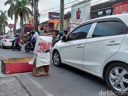 Hati-hati! Lubang Menganga di Jalan Purwakarta Bahayakan Pengendara