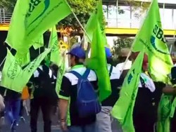 Massa Buruh Bergerak ke DPR dari Arah Tebet, Lalin Tersendat