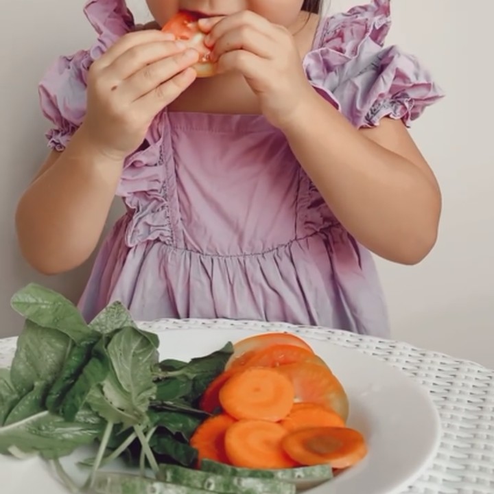 <p>Menariknya Aurora suka banget makan sayur, lho. <em>“Superrr kiddd It’s amazing how you eat so well</em> Lola!. Gw sendiri pun masih sering surprised how Lola suka banget makan <em>greens</em>,” kata Olivia sebagai <em>caption</em>. (Foto: Instagram @oliviajensen)</p>