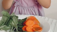 <p>Menariknya Aurora suka banget makan sayur, lho. <em>“Superrr kiddd It’s amazing how you eat so well</em> Lola!. Gw sendiri pun masih sering surprised how Lola suka banget makan <em>greens</em>,” kata Olivia sebagai <em>caption</em>. (Foto: Instagram @oliviajensen)</p>