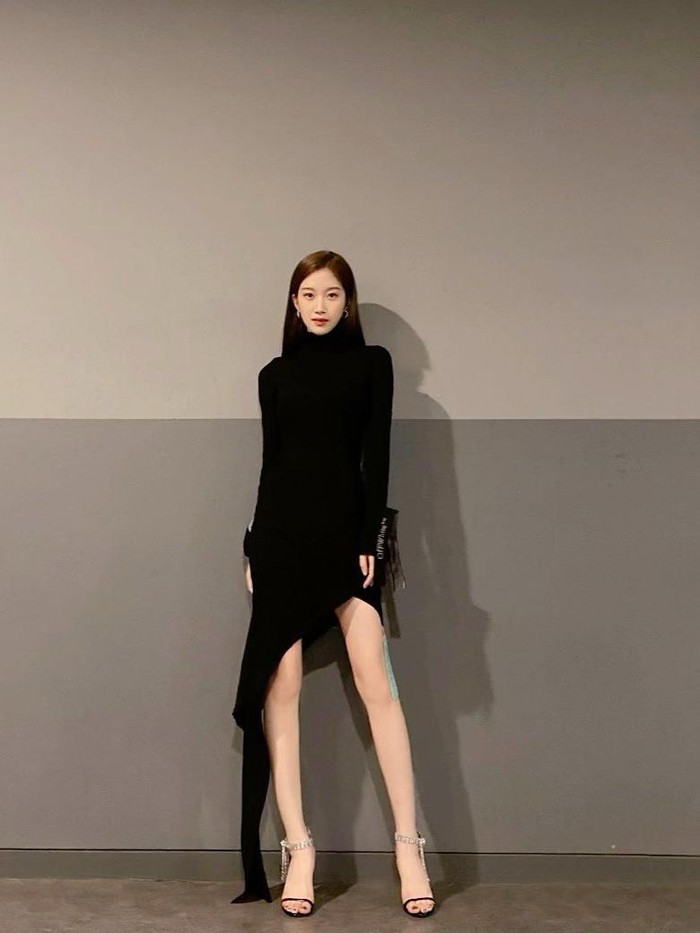 Lewat salah satu postingan di akun Instagram-nya, Moon Ga Young tampil 'mahal' dengan balutan dress hitam asimetris. Tak ketinggalan, sepasang ankle strap heels juga melengkapi gayanya yang anggun./ Foto: instagram.com/m_kayoung