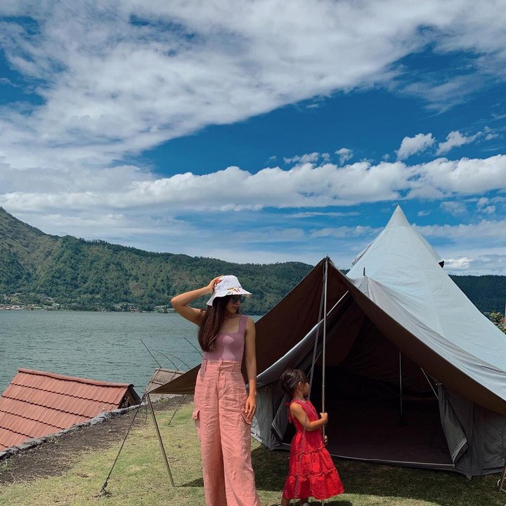 <p>Nah, kalau ini Aurora lagi<em> camping</em>. Ia tampil cantik mengenakan <em>dress</em> berwarna merah. (Foto: Instagram @oliviajensen)</p>