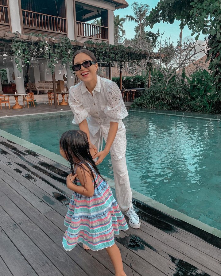Aurora anak Olivia Jensen kini suka banget makan sayur, nih Bunda. Melalui unggahan di Instagram sang Bunda sering membagikan aktivitas Aurora. Ini potretnya.